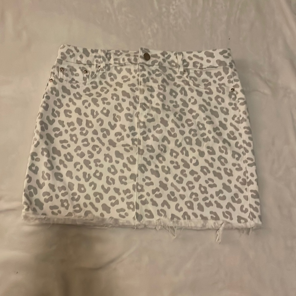 Tractr girls skirt, size 16, brand new, bottom frayed but it came like that.